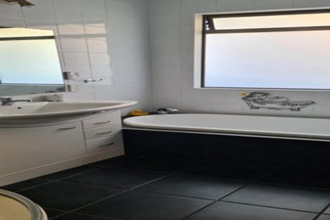 Photo of property in 9 La Lena Grove, Fitzherbert, Palmerston North, 4410