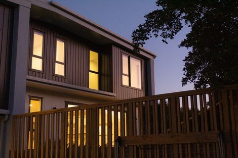 Photo of property in 4 Black Rock Road, Newlands, Wellington, 6037