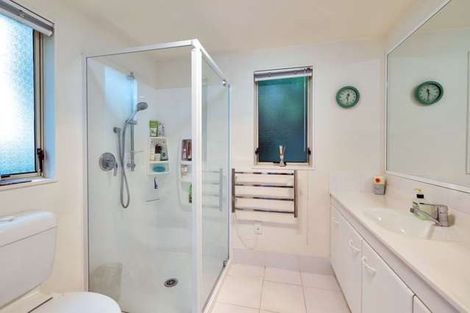 Photo of property in 1/8 Sunset Road, Unsworth Heights, Auckland, 0632