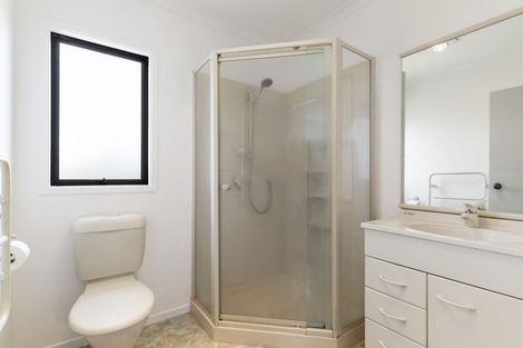 Photo of property in 10 Bennett Grove, Newlands, Wellington, 6037