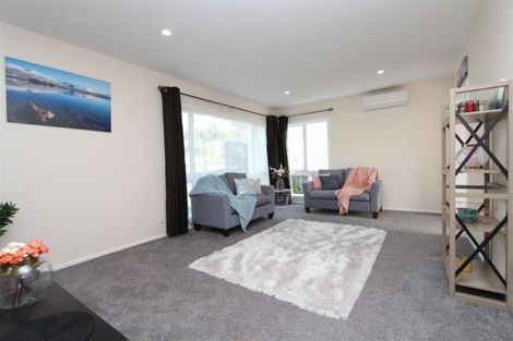 Photo of property in 18 Kahikatea Grove, Paparangi, Wellington, 6037