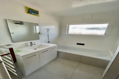 Photo of property in 76 Stewart Drive, Newlands, Wellington, 6037