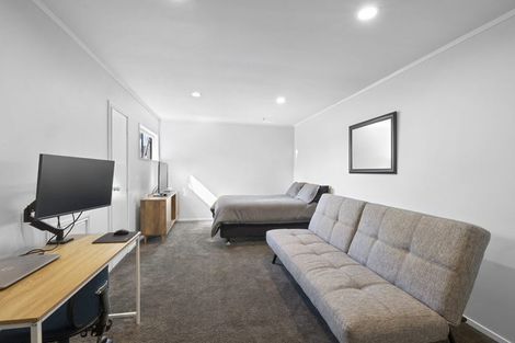 Photo of property in 40 Heta Road, Highlands Park, New Plymouth, 4312