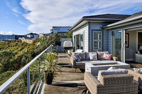 Photo of property in 10 Madeira Close, Whitby, Porirua, 5024