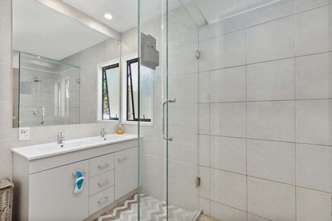 Photo of property in 48 Beach Road, Te Atatu Peninsula, Auckland, 0610