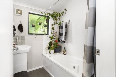 Photo of property in 114 Broderick Road, Johnsonville, Wellington, 6037