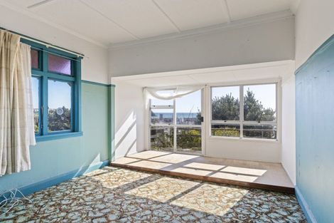 Photo of property in 15 Weston Street, Moturoa, New Plymouth, 4310