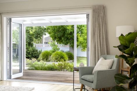 Photo of property in Peninsula Primary School, 61 Wharf Road, Te Atatu Peninsula, Auckland, 0610