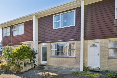 Photo of property in 2/210 Newlands Road, Newlands, Wellington, 6037