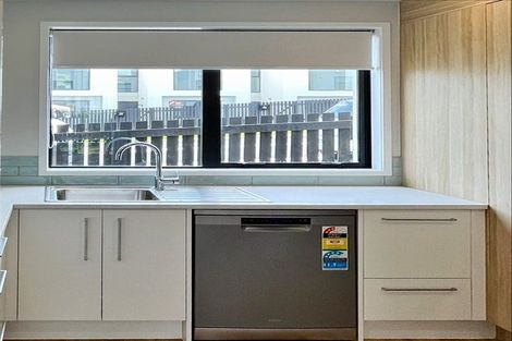 Photo of property in 2 Mikoikoi Crescent, Mangere Bridge, Auckland, 2022