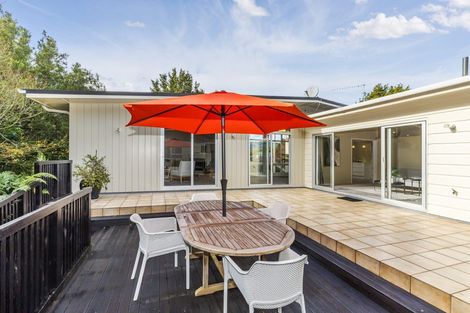 Photo of property in 100 Larsen Crescent, Tawa, Wellington, 5028