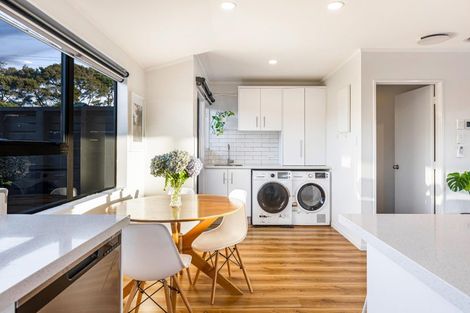 Photo of property in 130 Colwill Road, Massey, Auckland, 0614