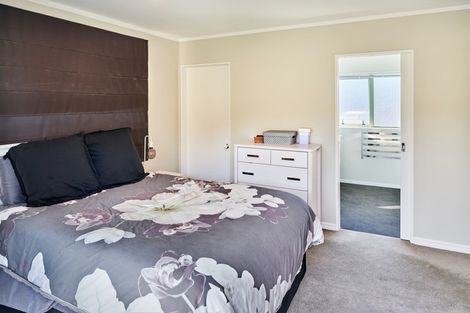 Photo of property in 28 Saunders Close, Whitby, Porirua, 5024