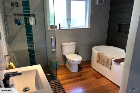 Photo of property in 66 Heathcote Road, Castor Bay, Auckland, 0620