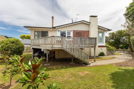 Photo of property in 16 Utauta Street, Waikanae, 5036
