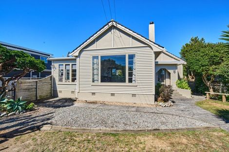 Photo of property in 135 Seaview Road, Paraparaumu Beach, Paraparaumu, 5032