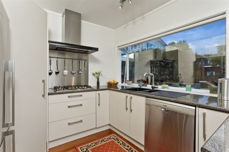 Photo of property in 2/10a Wernham Place, Northcote, Auckland, 0626