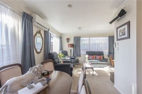 Photo of property in 4f2 Stewart Drive, Newlands, Wellington, 6037