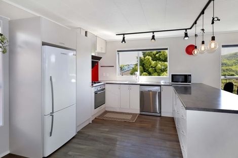 Photo of property in 3 Fernhaven Grove, Newlands, Wellington, 6037