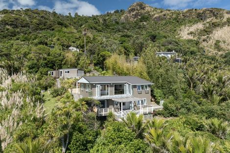 Photo of property in 15 Piha Road, Piha, New Lynn, 0772