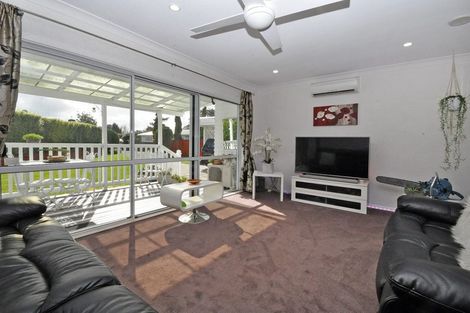 Photo of property in 27 Clinton Avenue, Te Atatu Peninsula, Auckland, 0610