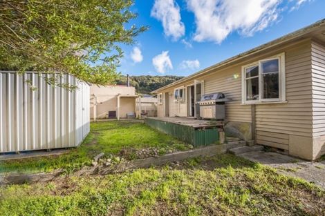 Photo of property in 15 Gardiner Grove, Wainuiomata, Lower Hutt, 5014