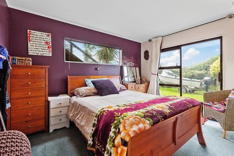 Photo of property in 40a Somes Crescent, Newlands, Wellington, 6037