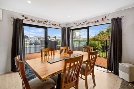 Photo of property in 17 Pukatea Street, Inglewood, 4330
