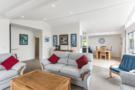 Photo of property in 11 Hadfield Place, Paraparaumu Beach, Paraparaumu, 5032