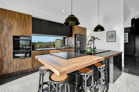 Photo of property in 7 Te Ara Karoiroa Road, Hurford, New Plymouth, 4374