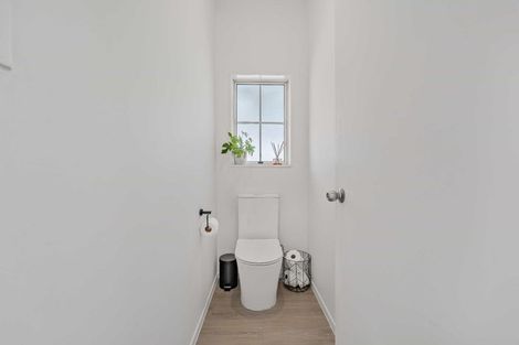 Photo of property in 2/56 Northcote Road, Northcote, Auckland, 0627