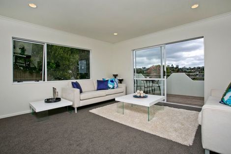 Photo of property in 3/8a Target Road, Totara Vale, Auckland, 0629