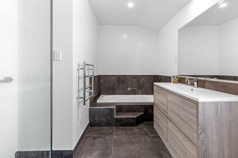 Photo of property in 2/140 Lynn Road, Bayview, Auckland, 0629
