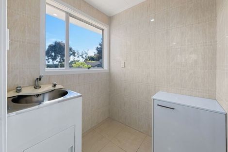 Photo of property in 27 Staverton Crescent, Mangere, Auckland, 2022