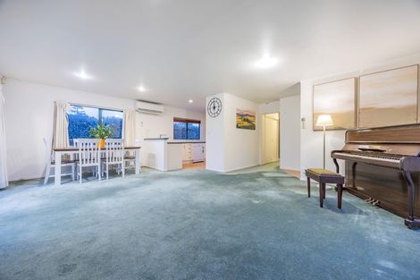 Photo of property in 14 Swanson Oaks, Swanson, Auckland, 0612