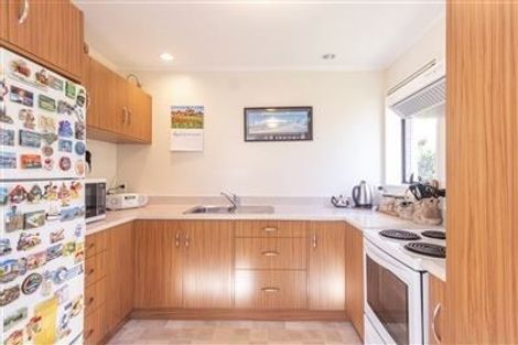 Photo of property in 4f2 Stewart Drive, Newlands, Wellington, 6037