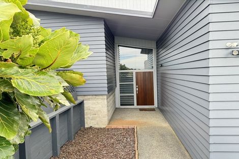 Photo of property in 61 Tamworth Crescent, Newlands, Wellington, 6037