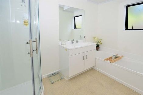 Photo of property in 2/20 Valecrest Place, Bayview, Auckland, 0629