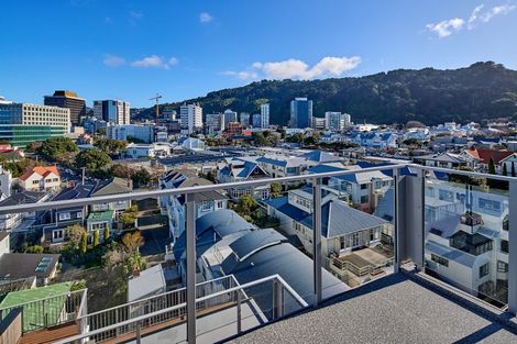 Photo of property in Endeavour Apartments, 3/125 Thorndon Quay, Pipitea, Wellington, 6011