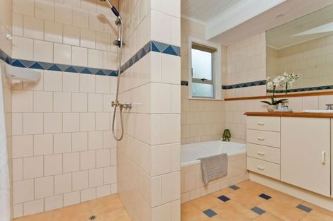 Photo of property in 238 Henderson Valley Road, Henderson, Auckland, 0612