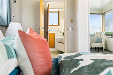 Photo of property in 10 Sunset Road, Unsworth Heights, Auckland, 0632