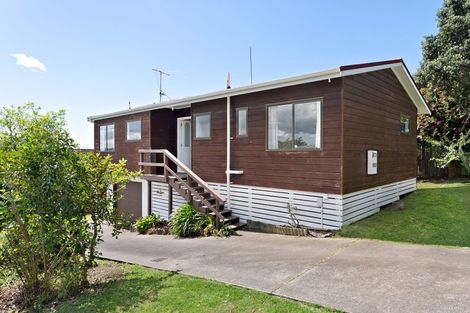Photo of property in 2/148 Sunset Road, Unsworth Heights, Auckland, 0632