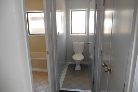 Photo of property in 37 Kirrie Avenue, Te Atatu South, Auckland, 0610