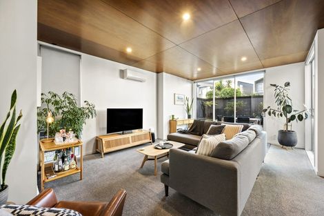 Photo of property in 1/3 Severn Street, Island Bay, Wellington, 6023