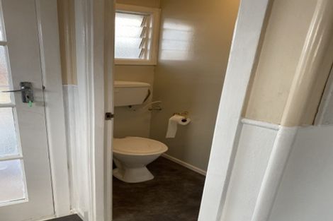 Photo of property in 20 Ocean View Road, Northcote, Auckland, 0627