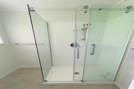 Photo of property in 16 Martin Crescent, Northcote, Auckland, 0627