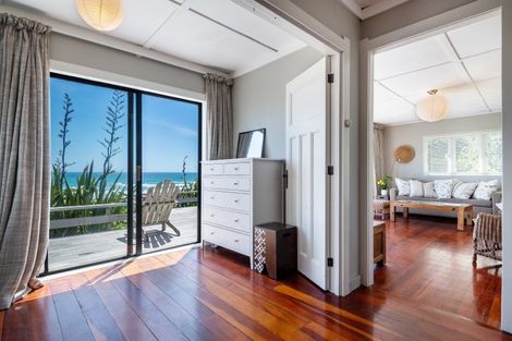 Photo of property in 20 Garden Road, Piha, New Lynn, 0772