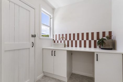 Photo of property in 24b Clinton Avenue, Te Atatu Peninsula, Auckland, 0610