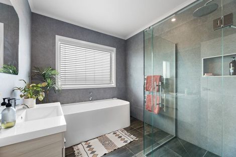 Photo of property in 32 Omahuru Road, Glenbrook, 2681