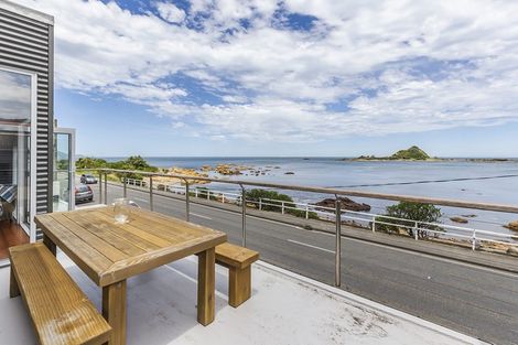 Photo of property in 202 The Esplanade, Island Bay, Wellington, 6023